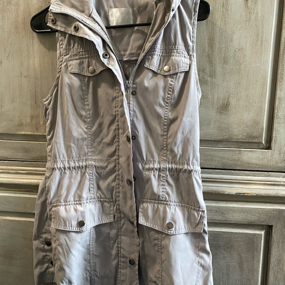 Gray vest - Picture 1 of 1